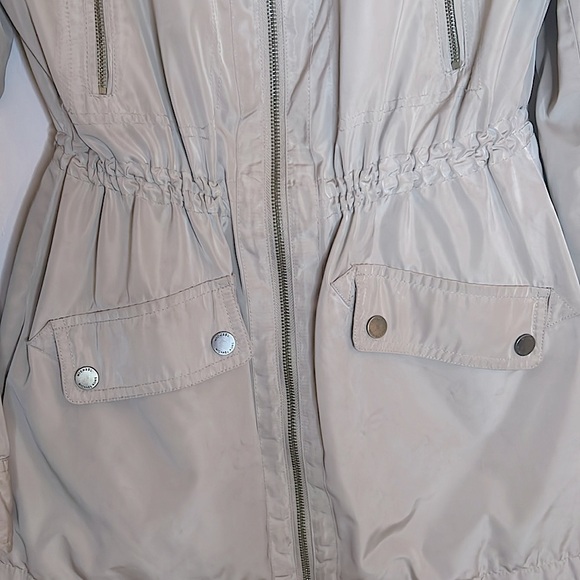 Michael Kors Lightweight Trench. - Picture 5 of 7